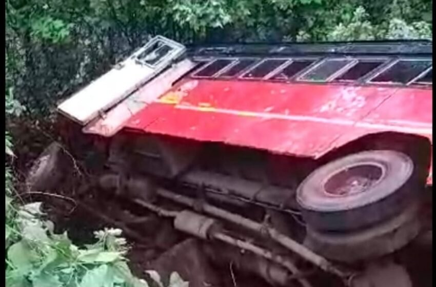 देवरुखमध्ये एसटी बस पलटी होऊन वाहकासह ४ प्रवाशी जखमी