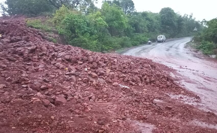 फिनोलेक्स कॉलनी जवळ डोंगराचा भराव महामार्गावर आल्याने वाहतूक ठप्प