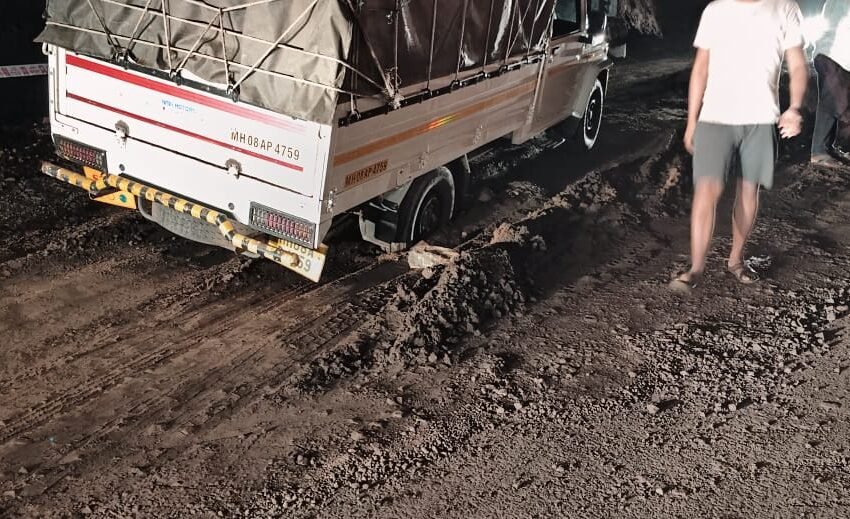 मुंबई गोवा महामार्ग बंद, चिखलात रूतल्या गाड्या