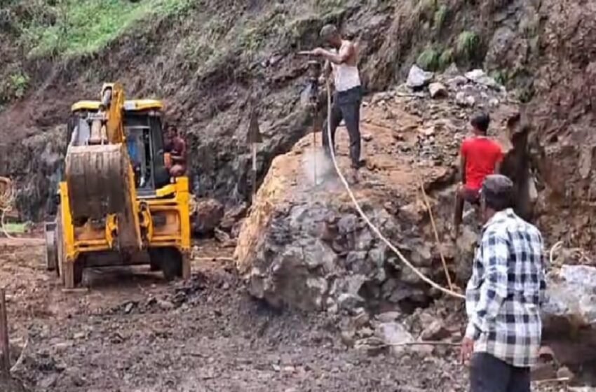 अणुस्कुरा घाटातील दरड हटवण्याचे काम युद्धपातळीवर