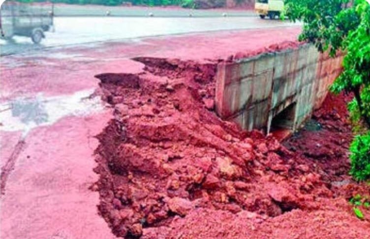 कापडगाव येथे महामार्गाचा भराव खचला