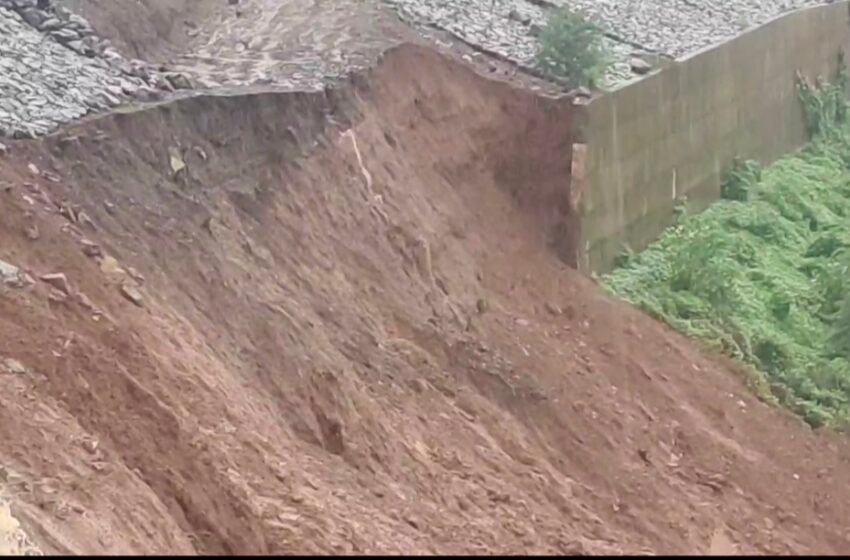 परशुराम घाटात संरक्षक भिंत कोसळली