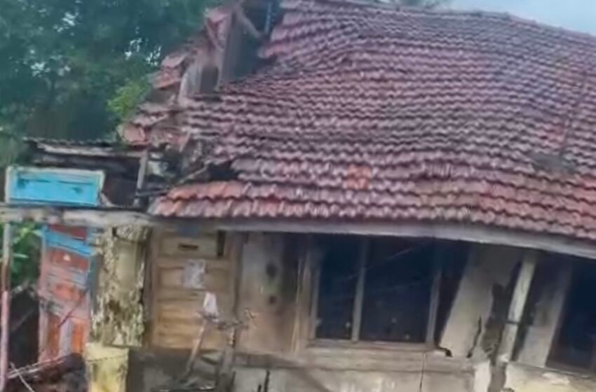 खेड शहरातील धोकादायक हमदुले इमारत अखेर जमीनदोस्त