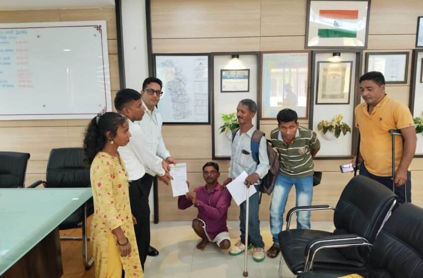  विविध प्रलंबित मागण्यांबाबत अपंग बांधवांचे जिल्हाधिकाऱ्यांमार्फत मुख्यमंत्र्यांना निवेदन 