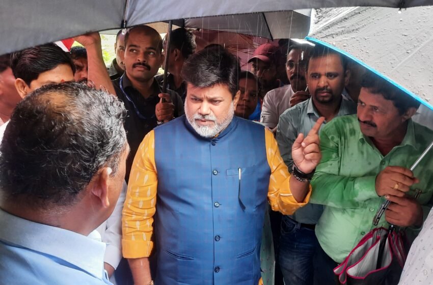 सुपरस्पेशालिटी हॉस्पीटलच्या जागेची वाटुळ येथे पालकमंत्र्यांकडून पाहणी