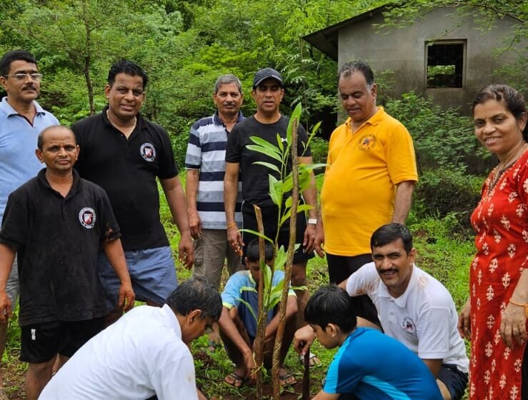 सरस्वती कोचिंग क्लासेस व टीडब्ल्यूजे फाउंडेशन यांच्या विद्यमाने टेरव येथे कृषी दिनी वृक्षारोपण