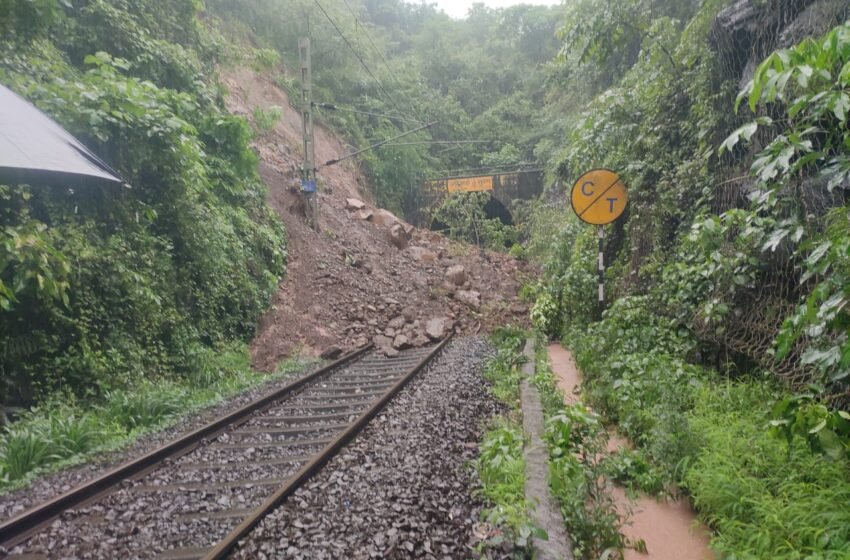 १८ तासा नंतरही कोकण रेल्वेची वाहतूक ठप्पच