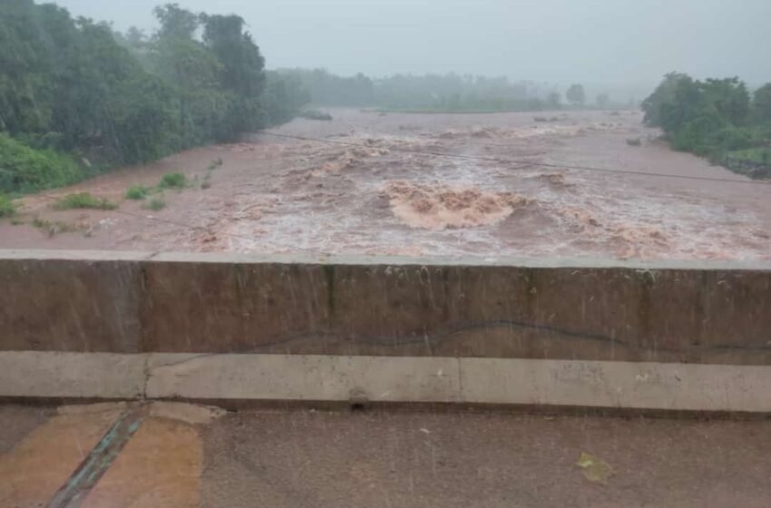 मुसळधार पावसाने चिपळूण शहरात पूरस्थिती