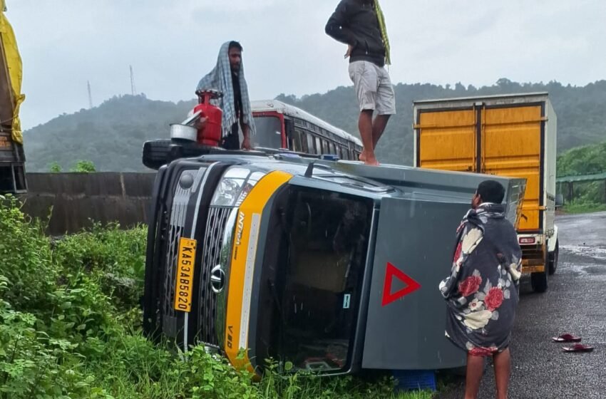खेडमध्ये फळे वाहतुक करणारा टेम्पो उलटला