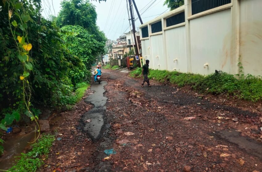 औसवाल नगर ते उद्यम नगर रस्ता एखादा मोठी घटना घडण्याची बघतोय वाट
