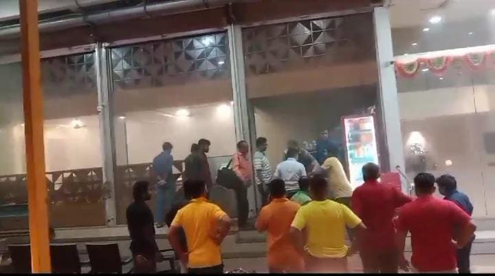 तटरक्षक जवानाचे प्रसंगावधान, आगीवर मिळविले नियंत्रण