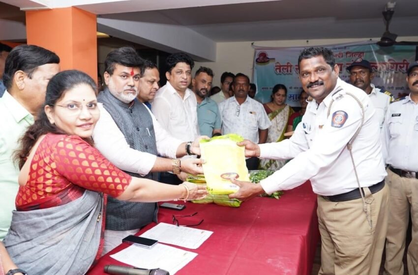 शिवसेनेतर्फे वाहतूक पोलिसांना रेनकोटचे वाटप