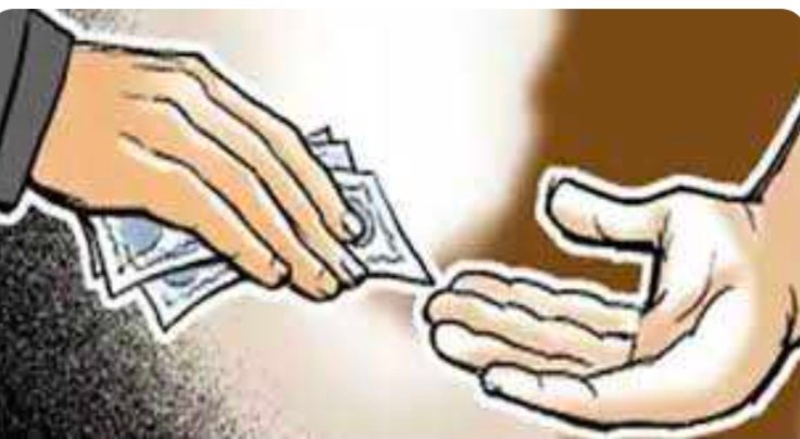 ५० हजारांची लाच घेताना निबंधक कार्यालयातील लिपिकाला पकडले