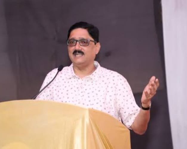कै. मृणाल हेगशेट्ये राज्यस्तरीय वक्तृत्व स्पर्धेच्या निमित्ताने जेष्ठ पत्रकार , विचारवंत ज्ञानेश महाराव रत्नागिरीत
