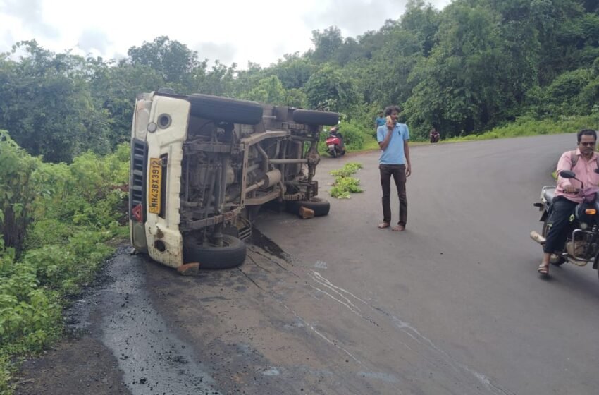संगमेश्वर फुणगुस येथे कंटेनर पलटी, सुदैवाने चालक, क्लिनर बचावले