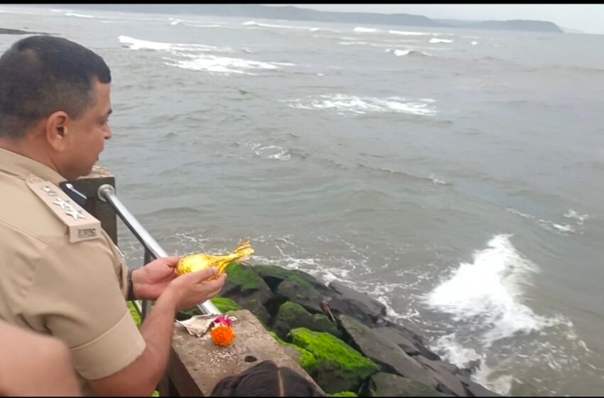जिल्हा पोलीस अधीक्षकांनी समुद्राला केला नारळ अर्पण