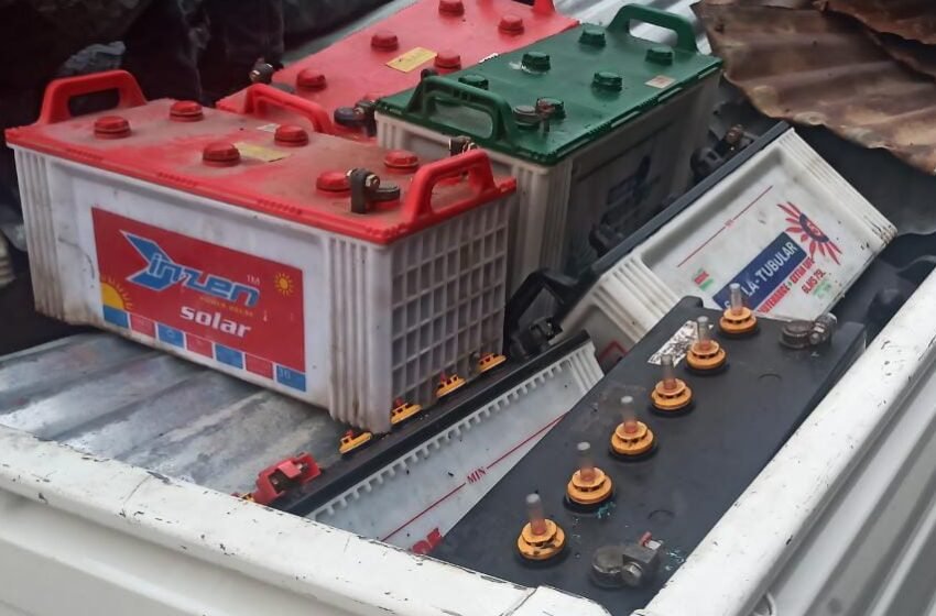  बॅटऱ्या चोरीप्रकरणी तिघांना अटक