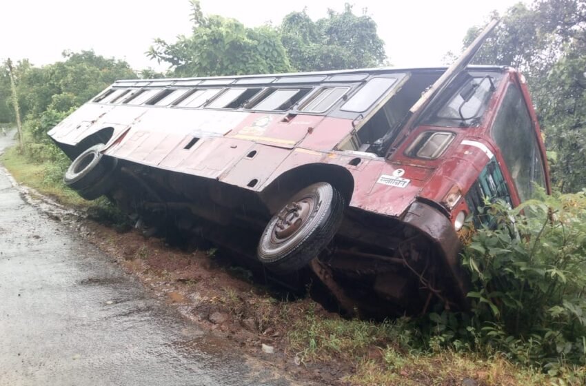 पानवल येथे एस टी बस घसरली