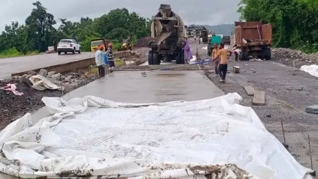महामार्गावरील खड्डे बुजवण्याचे काम युद्धपातळीवर सुरु