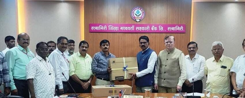 रत्नागिरी जिल्हा मध्यवर्ती बँकेकडून जि.प. शाळांना १०० संगणक भेट