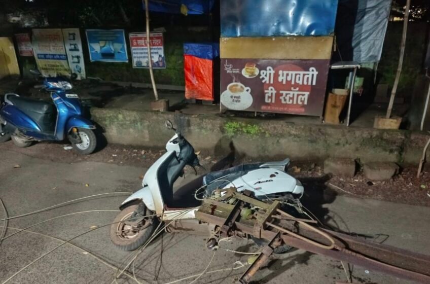 विजेचा खांब कोसळून दुचाकी वरील दोघेजण जखमी