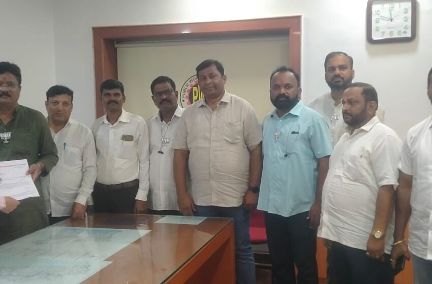  रेल्वे स्टेशन येथील रिक्षा व्यवसायिंकांसाठी स्वच्छता गृह व्हावे भाजपाच्या वतीने करण्यात आली मागणी