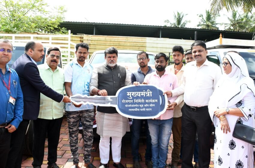 खाद्यपदार्थ विक्री वाहनांचे उद्योगमंत्री उदय सामंत यांच्या हस्ते लाभार्थ्यांना वितरण