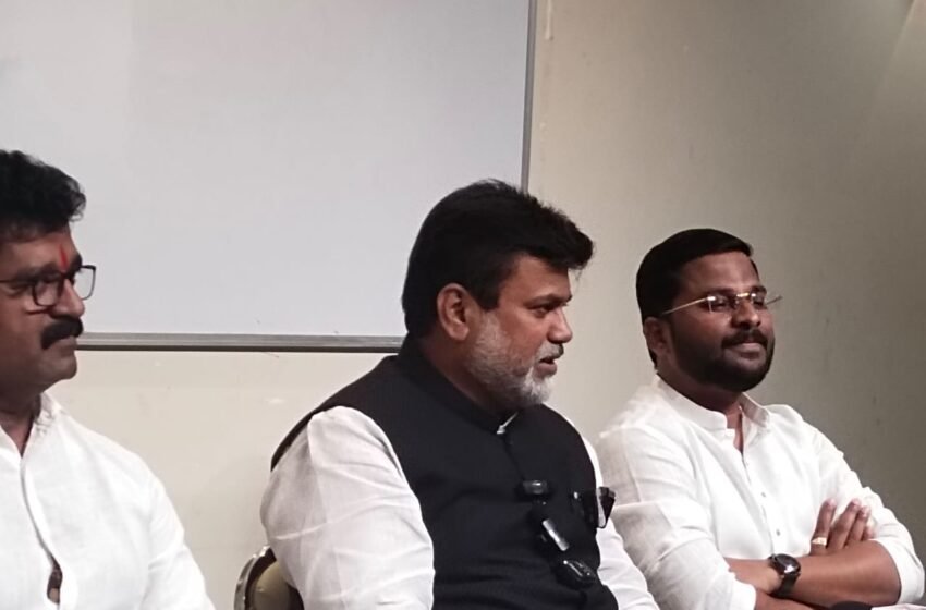 जिजाऊ संघटनेचे रत्नागिरीतील सामाजिक कार्यकर्ते प्रथमेश गावणकर यांनी हाती घेतलं धनुष्यबाण