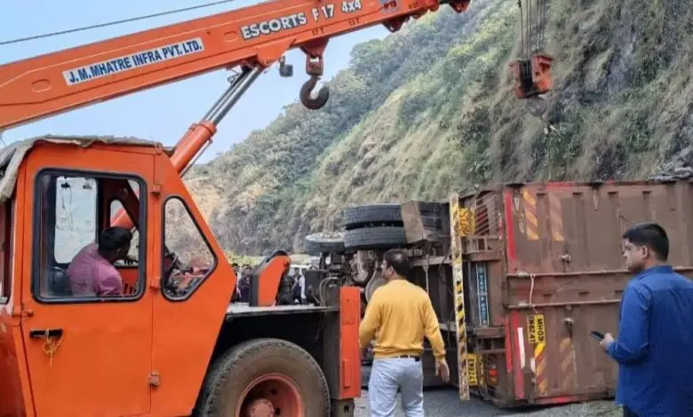 आंबा घाटात ट्रक पलटी; वाहतूक ठप्प