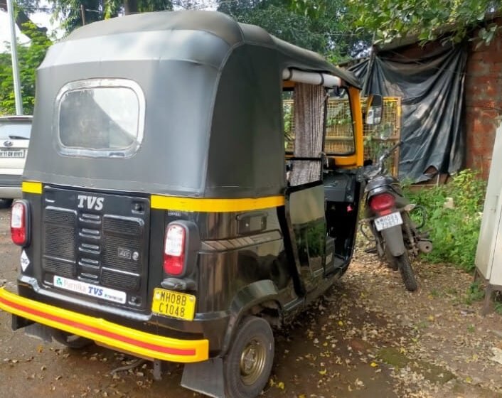 खेडमध्ये विदेशी मद्यसाठा वाहतूक करणारी रिक्षा जप्त