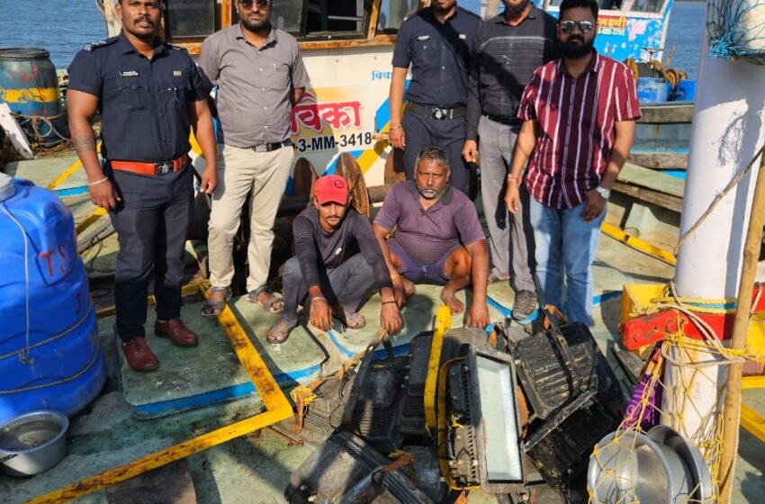 दाभोळ – हर्णै समुद्रात एलईडी मासेमारी करणाऱ्या दोन नौकाना घेतले ताब्यात