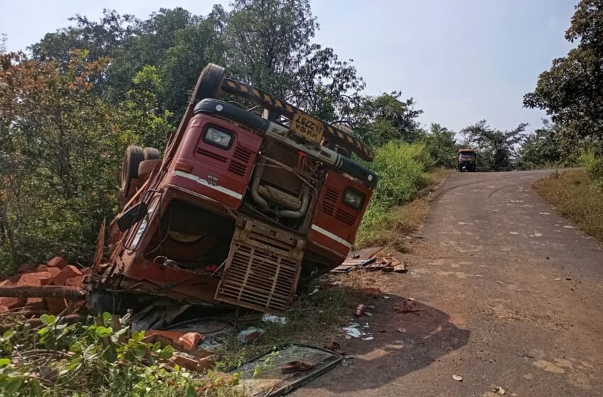 चिरा घेऊन जाणारा ट्रक पलटी होऊन एकाचा मृत्यू