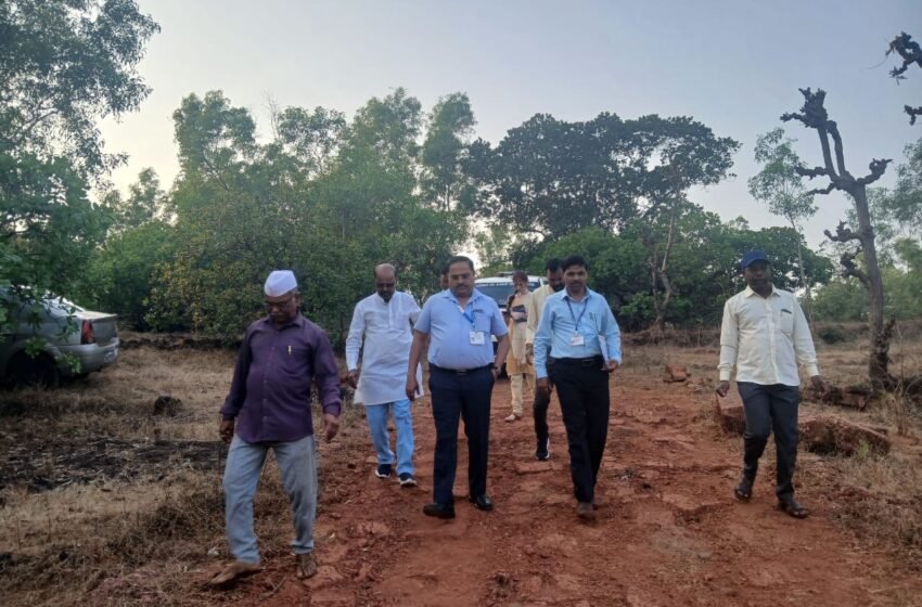 विद्यार्थ्यांनी श्रमदानातून उभालेला बंधारा पाहण्यासाठी तहसीलदार राजाराम म्हात्रे यांची २० मिनिटे पायपीट; विद्यार्थी भारावले