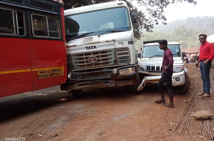 बावनदी येथे डंपरची दोन वाहनांना धडक