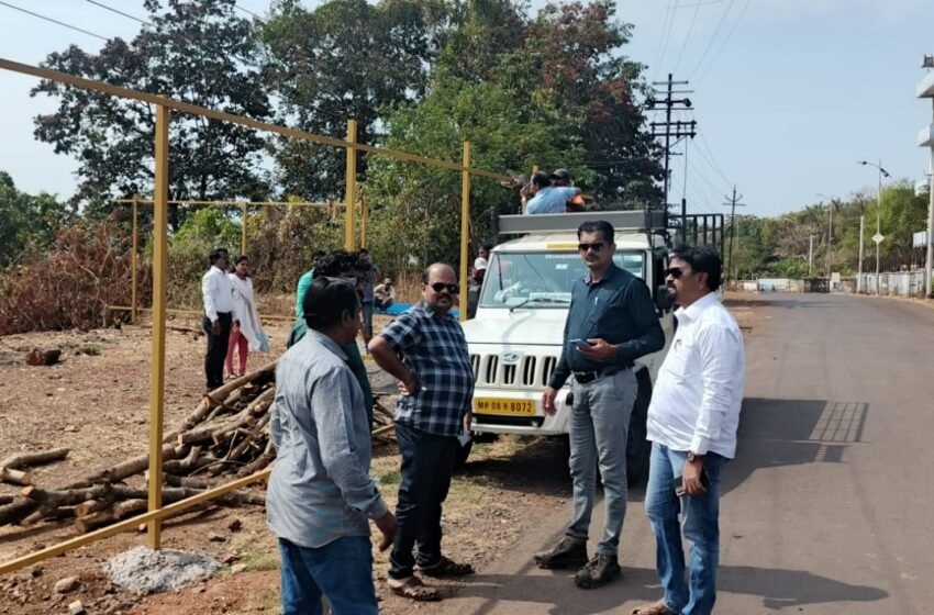 थिबा पॅलेस येथे झाडांची कत्तल करणाऱ्या बिल्डरवर गुन्हा दाखल करण्यासाठी मनसे आक्रमक