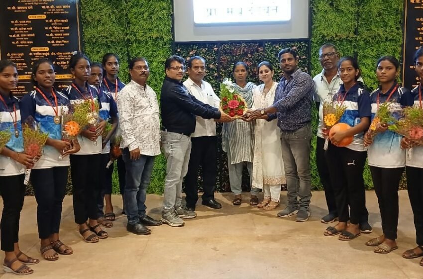  दि मॉडेल इंग्लिश स्कूल सैतवडे संघाचं रत्नागिरी रेल्वे स्टेशन वर जोरदार स्वागत