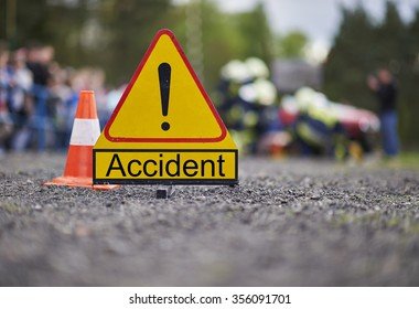 ओरी फाटा येथे मोटारीची पादचारी महिलेसह दुचाकीला धडक