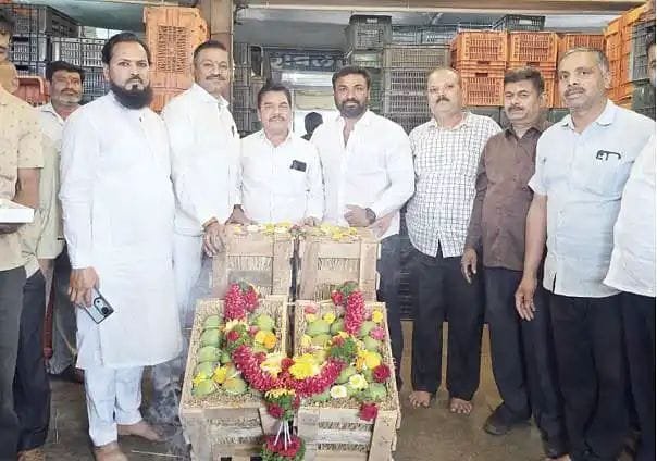 रिळ येथील हापूसच्या पेटीला २१ हजारांचा दर