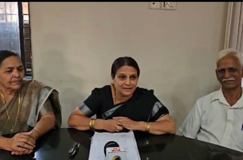 बेकायदेशीर बांधकामांवर वरदहस्त असलेल्या अधिकाऱ्यांची चौकशी करून गुन्हे दाखल करावेत