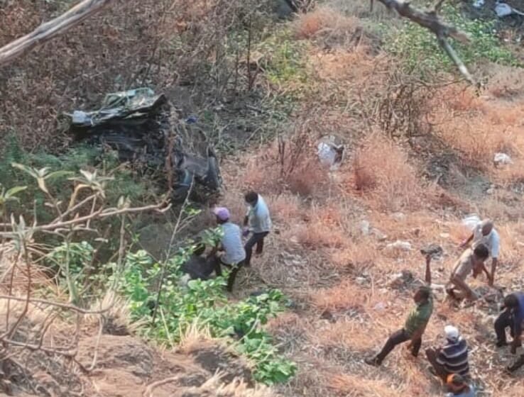 कुंभार्ली घाटात २०० फूट दरीत कार कोसळून अपघात; दोघांचा दुर्दैवी मृत्यू
