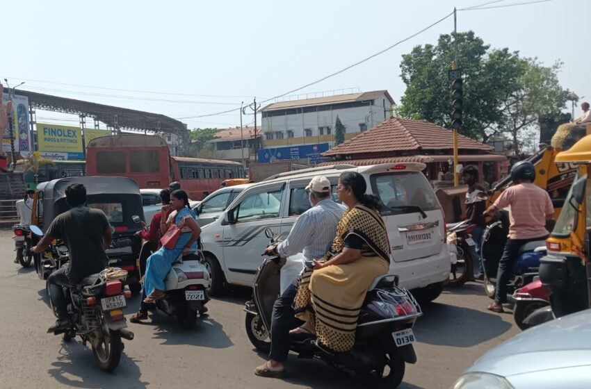 ऐन परीक्षेच्या काळात रस्त्याच्या कामामुळे वाहतूक कोंडी; विद्यार्थ्यांसह पालक संतप्त