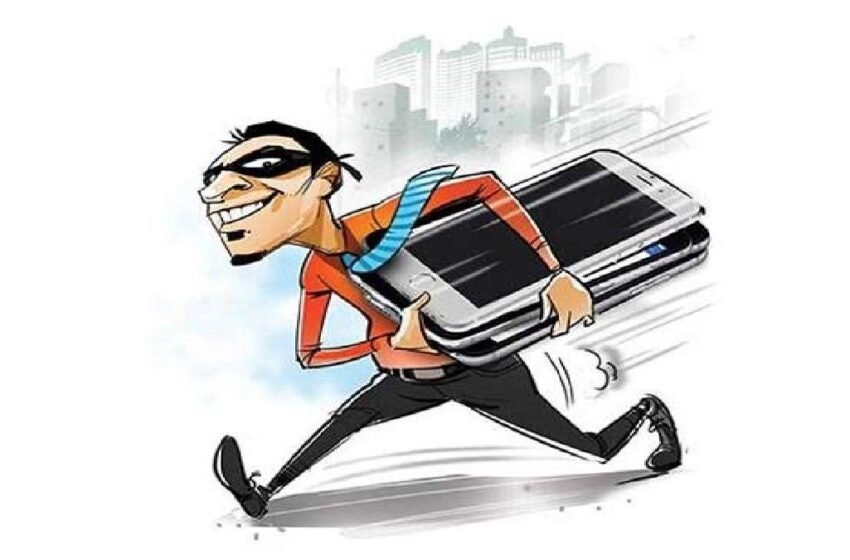 रेल्वेत चढत असाताना मोबाईल लांबवला