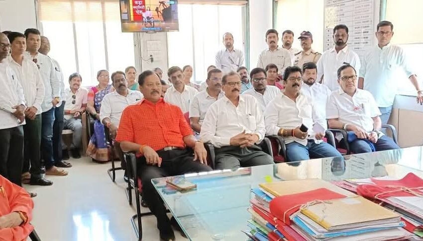  मुद्रांक शुल्क माफीसाठी शिंदेसेनेची जिल्हाधिकारी कार्यालयावर धडक