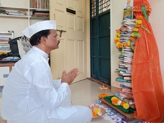  जिप शाळेतील शिक्षकाने उभारली पुस्तकाची गुढी