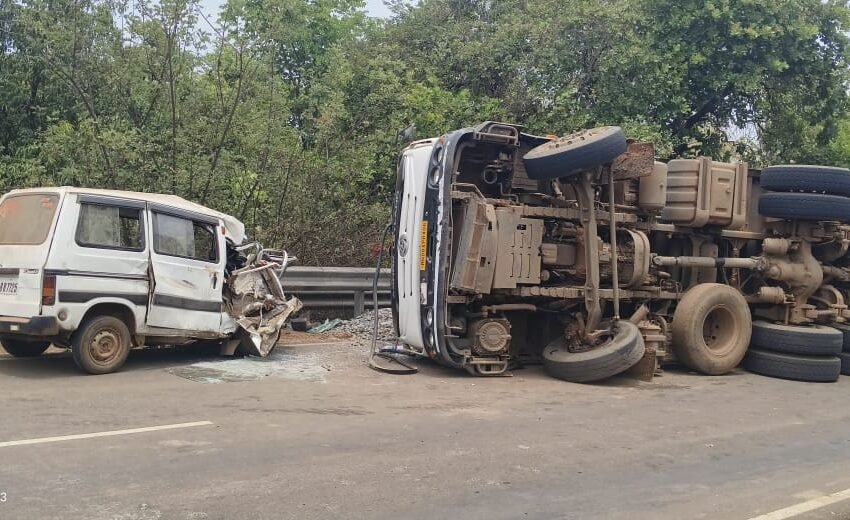  देवरुख पूर येथे डंपर-ओमनीचा भीषण अपघात, दोघांची प्रकृती चिंताजनक