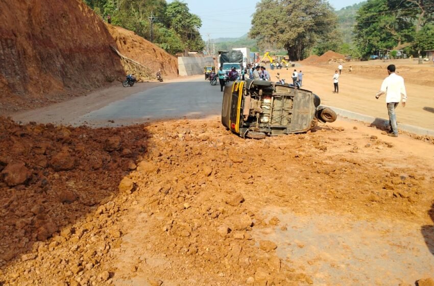  संगमेश्वर शास्त्री पुलाजवळ दरड कोसळली, महिला किरकोळ जखमी, रिक्षाचे मोठे नुकसान
