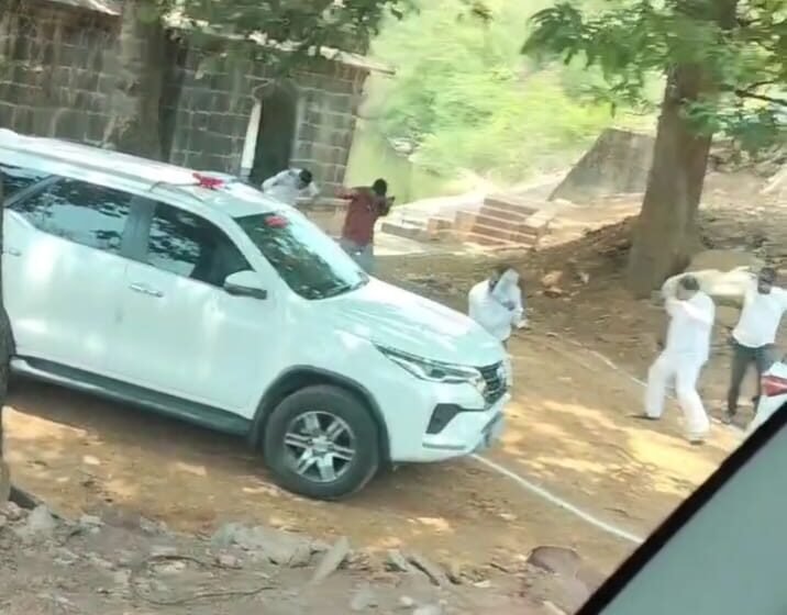  अजित पवारांच्या दौऱ्यात मधमांशाचा हल्ला; ताफ्यातील पोलीस अन् कर्मचाऱ्यांना चावा