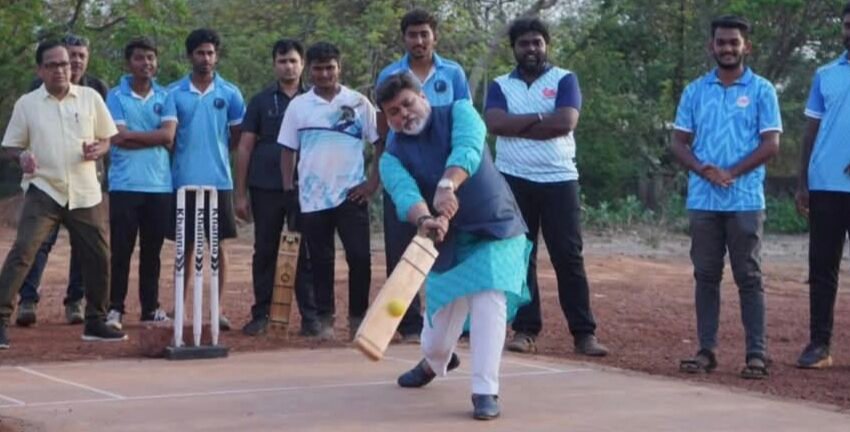  उद्योग व मराठी भाषा मंत्री डॉ. उदय सामंत यांनी विद्यार्थ्यांसोबत घेतला क्रिकेट खेळण्याचा आनंद !