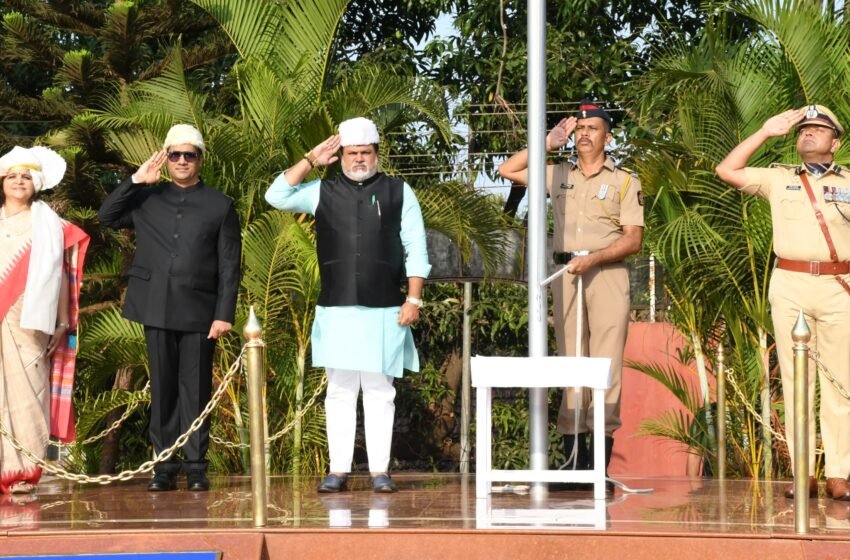 66 वा महाराष्ट्र स्थापना दिनानिमित्त पालकमंत्र्यांची राष्ट्रध्वजाला मानवंदना