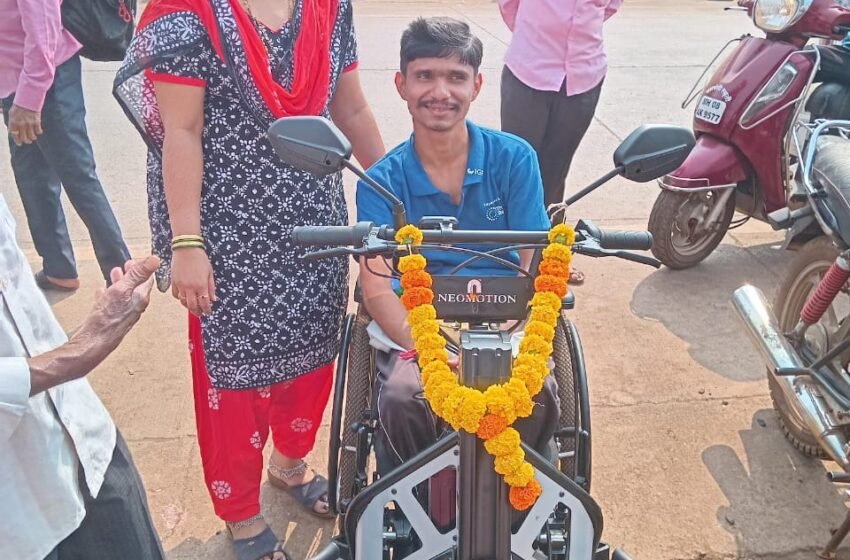  आर एच पी फाऊंडेशनमुळे दिव्यांग (पॅराप्लेजिक) कु.पवन जाधव याला मिळाली यांत्रिक व्हीलचेअर